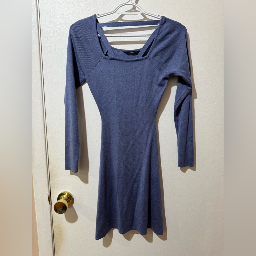 Elegant Blue Long-Sleeve Dress